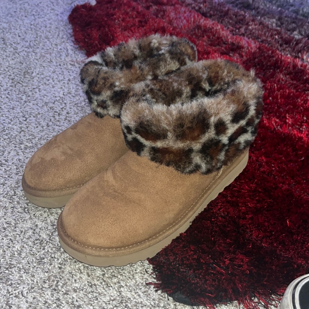 UGG size 6 Mini Fluff